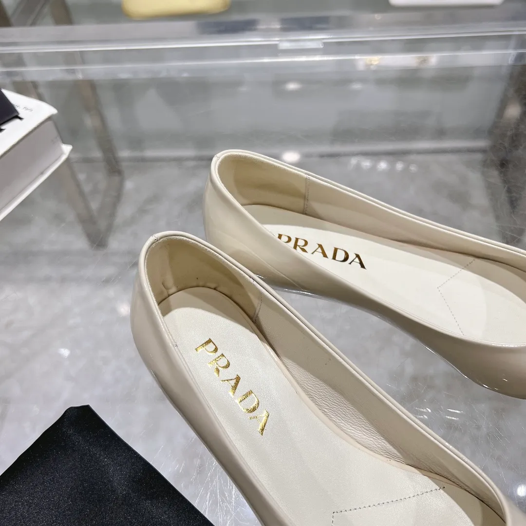 👟👟Ex-factory price 560👟👟 PRADA 2024𝐬𝐬Prada spring and summer new products, coming with strength! ❣️Fashionable and versatile nice item, original shoes developed from Italian counters and reproduced 1:1 according to the original taste. This year’s theme is not to be defined, embodying texture through simplicity and conciseness💛Top-grade patent leather with original 3D printing, the triangle logo is consistent with the original version, the goatskin lining is breathable and comfortable, and the genuine leather outsole. ⚛Size: 35-40 (41 customized) ⚛Original packaging accessories. ⚛Triangle deduction